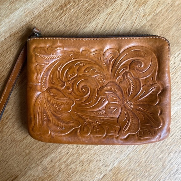 Patricia Nash Handbags - Patricia Nash Cassini Tooled Leather Wristlet in Tan/Gold
